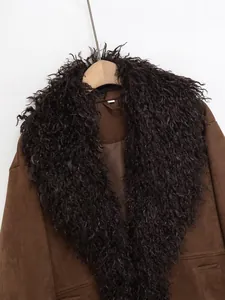 Gros plan d'une veste en daim marron avec un col luxueux en fausse fourrure noire sur cintre.