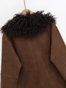 Detaillierte Rückansicht einer braunen Wildlederjacke mit modischem schwarzem Pelzkragen