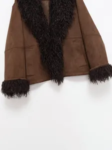 Détail d'une veste en faux daim marron avec col et poignets en fourrure noire.
