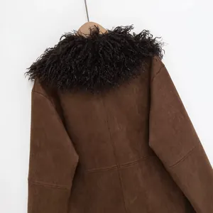 Veste marron en daim pour femme avec un col élégant en fausse fourrure frisée noire