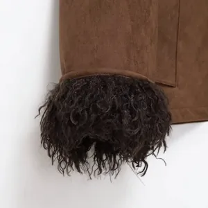 Manche de veste en daim marron d'automne avec bordure décorative en fausse fourrure