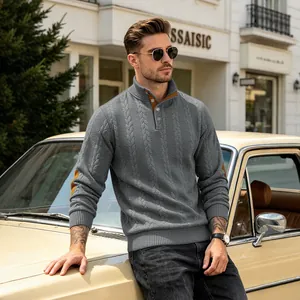 Herren Strickpullover in Grau mit Zopfmuster, Stehkragen und modischen Ellbogen-Patches.