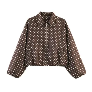 Veste courte marron à pois blancs avec fermeture éclair frontale et ourlet élastique