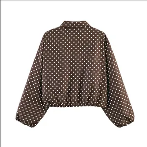Vue arrière d'une élégante veste marron pour femme à pois blancs avec ourlet élastiqué
