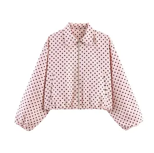 Vue détaillée de la veste bouffante rose avec imprimé à pois noirs et fermeture éclair