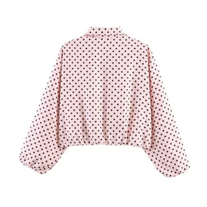 Vue arrière d'une veste rose à pois avec poignets élastiqués