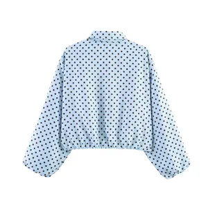 Vue arrière d'une veste à pois bleu clair à la mode avec ourlet et poignets élastiques.
