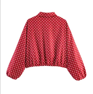 Vue arrière d'une veste courte rouge à pois blancs et manches ballons élégante