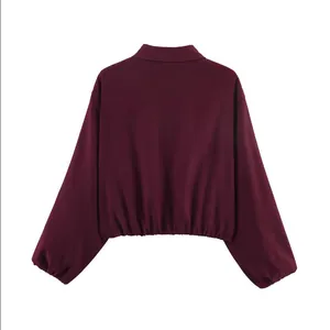 Vue arrière d'une veste courte bordeaux tendance avec ourlet et poignets élastiques