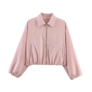 Vue détaillée d'une veste courte rose tendance avec manches bouffantes et fermeture éclair.
