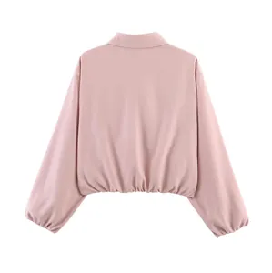 Vue arrière d'une veste zippée rose tendance avec ourlet bouffant et poignets élastiques.