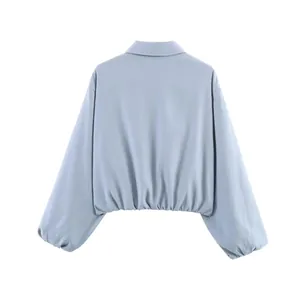 Vue arrière d'un blouson aviateur court bleu clair doté d'un ourlet élastique stylé
