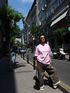 Modieus streetwear roze T-shirt met wit 'Vault Club' borduursel in schrijfletters