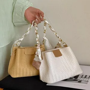 Deux sacs seaux tressés pour femmes à la mode avec poignées en chaîne foulard en blanc et beige