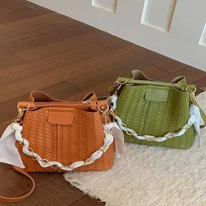 Sacs seaux tressés élégants en orange et vert avec une poignée en chaîne et bandoulière chic