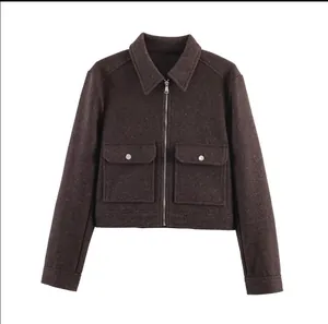 Vue détaillée de la veste en tweed marron café avec poches à boutons argentés chic