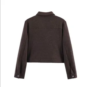 Vue arrière détaillée d'une veste en tweed marron foncé élégante et moderne