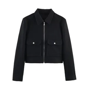 Vue détaillée d'une veste courte en tweed noir avec fermeture éclair argentée