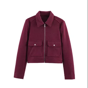 Vue détaillée d'une veste élégante en tweed bordeaux avec fermeture éclair