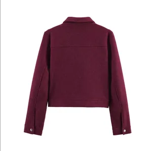 Vue arrière détaillée d'une veste élégante en mélange de laine bordeaux avec col