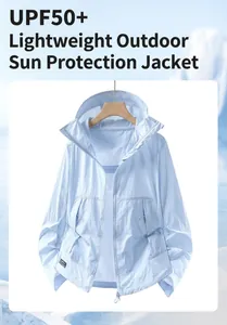 Veste légère de protection solaire à capuche bleu clair avec indice de protection UPF50+