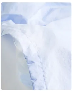 Gros plan sur la texture du tissu de protection solaire en soie glacée bleu clair respirant
