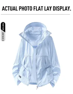 Détail de la veste de protection solaire en soie glacée bleu clair avec capuche ajustable
