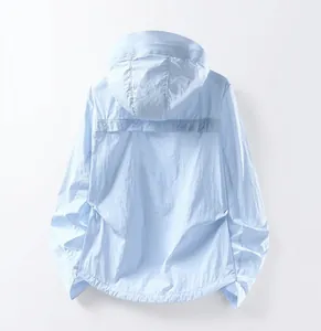 Vue arrière détaillée d'une veste de protection solaire à capuche bleu clair pour extérieur