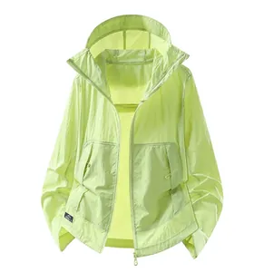 Vue de face détaillée d'une veste à capuche anti-UV vert citron pour le sport ext.