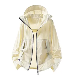 Vue de face d'une veste de protection solaire légère et respirante à capuche en thé blanc