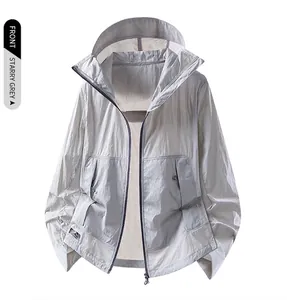 Vue de face d'une veste de protection UV à capuche gris clair en tissu de soie glacée