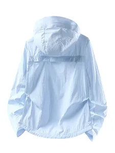 Vue arrière d'un sweat à capuche anti-UV bleu clair en soie glacée pour l'extérieur