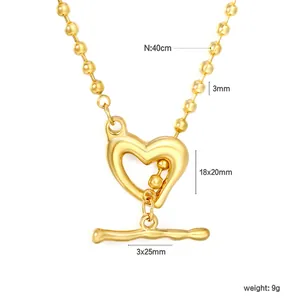 Vue détaillée d'une chaîne à billes en acier inoxydable doré avec pendentif cœur