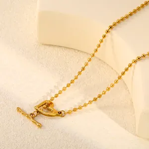 Élégant collier en acier inoxydable avec chaîne à billes dorées et pendentif cœur