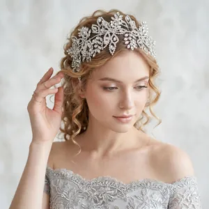 Détail d'un bandeau de mariée en strass argentés avec des motifs de fleurs et de feuilles en 3D.