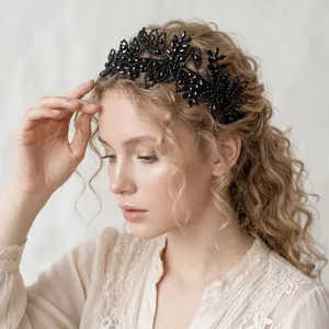 Détail d'un bandeau de mariée en strass noir fait main avec motif de fleurs et feuilles