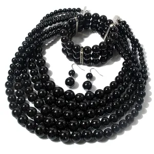 Elegantes schwarzes mehrlagiges Perlenketten-Set mit Armband und passenden Ohrringen.
