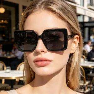 Gros plan d'une femme élégante portant des lunettes de soleil carrées noires surdimensionnées