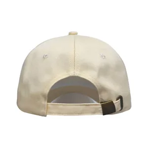Vue arrière d'une casquette de baseball beige en pur coton avec boucle métallique réglable.