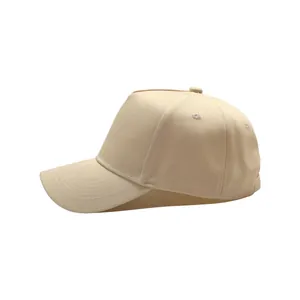Profil latéral d'une casquette de baseball beige en pur coton.