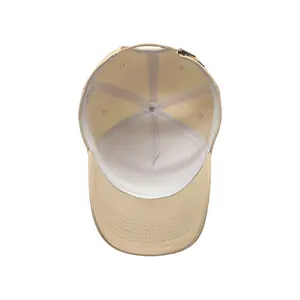 Vue détaillée de l'intérieur d'une casquette de baseball à 5 panneaux en coton crème