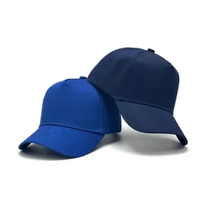 Deux casquettes de baseball minimalistes en coton uni, bleu royal et bleu marine.