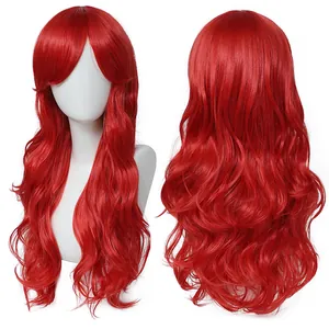 Vue détaillée d'une perruque de cosplay rouge bouclée de 70 cm avec texture ondulée
