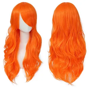 Vue détaillée de la perruque de cosplay orange longue et ondulée avec texture naturelle