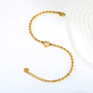 Détail d'un bracelet en acier inoxydable plaqué or 18K avec zircon en forme de cœur