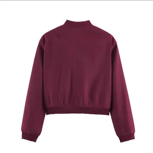 Vista posteriore di un elegante bomber bordeaux da donna con colletto alla coreana