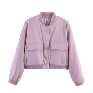 Giacca bomber lavanda da donna con colletto alla coreana, grandi tasche e bottoni.