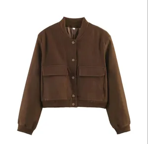 Dettaglio di una giacca marrone da donna con collo alto e grandi tasche utility.