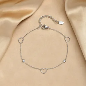 Vue détaillée du bracelet en acier inoxydable à breloques cœur et oxydes de zirconium