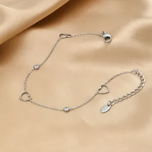 Vue détaillée d'un collier en acier inoxydable argenté avec cœurs et pierres de zircon